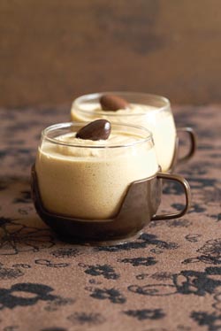 Kaffemousse med chokoladeovertrukne mandler