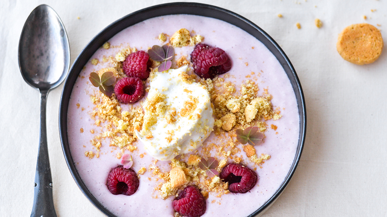 Luftig hindbærkoldskål med mandelkammerjunkere