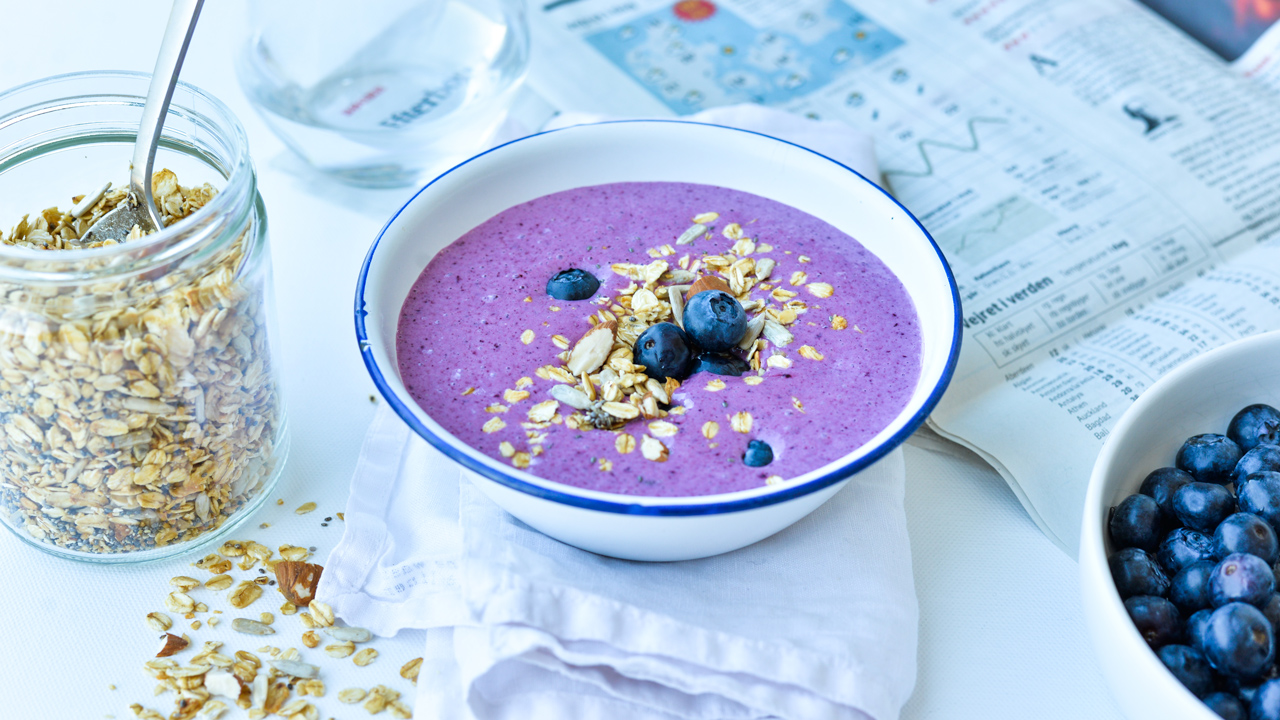 Blåbærkoldskål med skyr & mysli-topping
