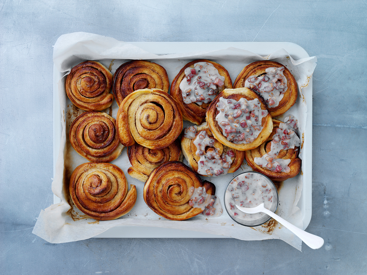 Klassiske svenske kanelbullar med bacon/citron-glasur