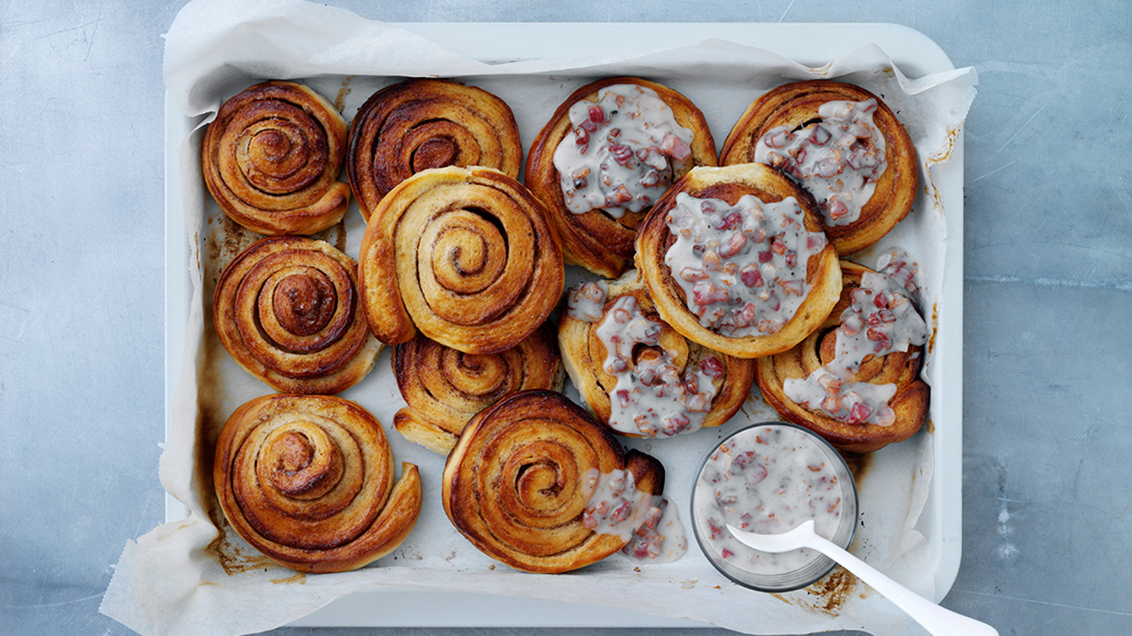 Klassiske svenske kanelbullar med bacon/citron-glasur