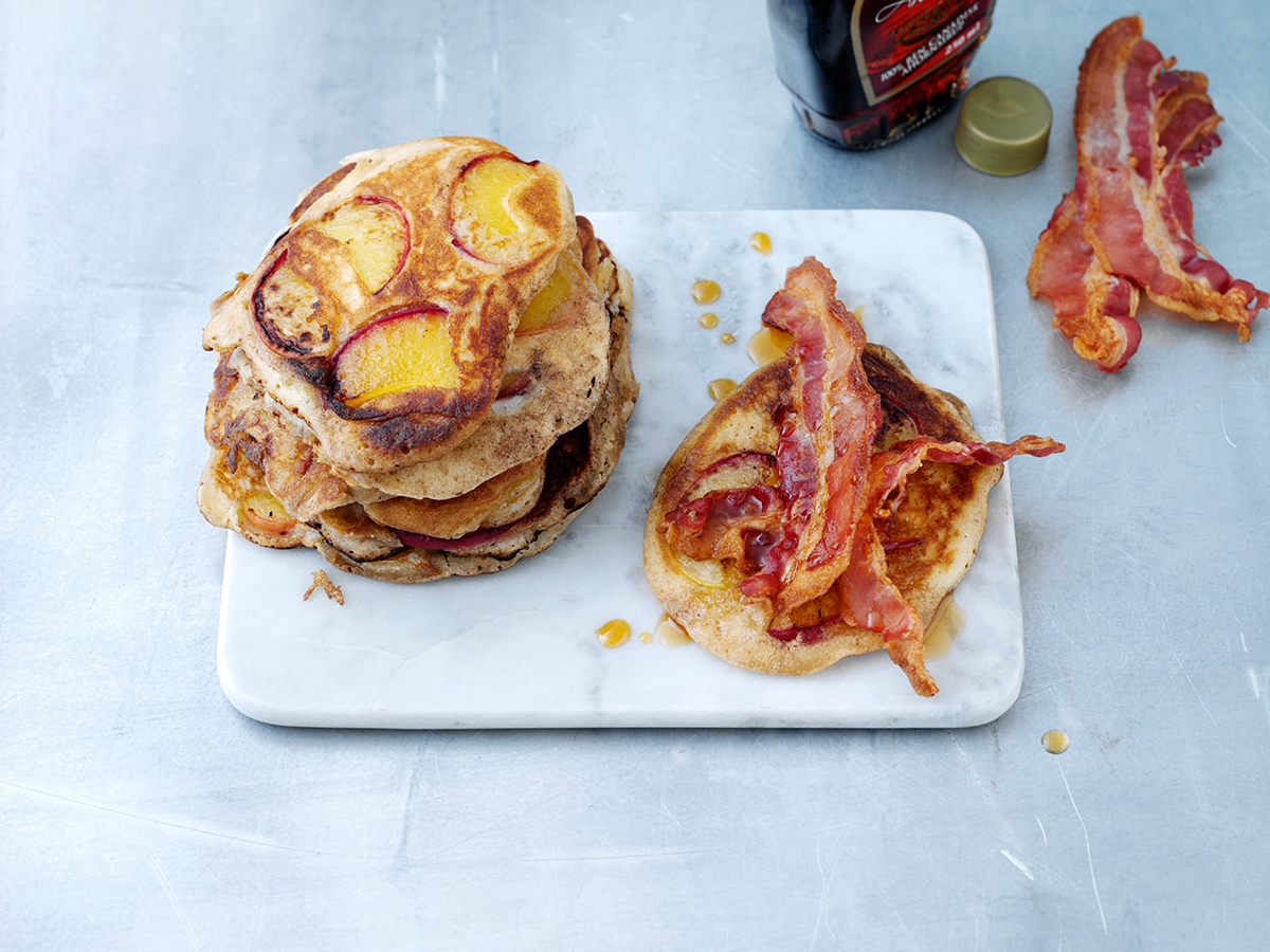 Amerikanske pandekager med fersken, bacon og ahornsirup