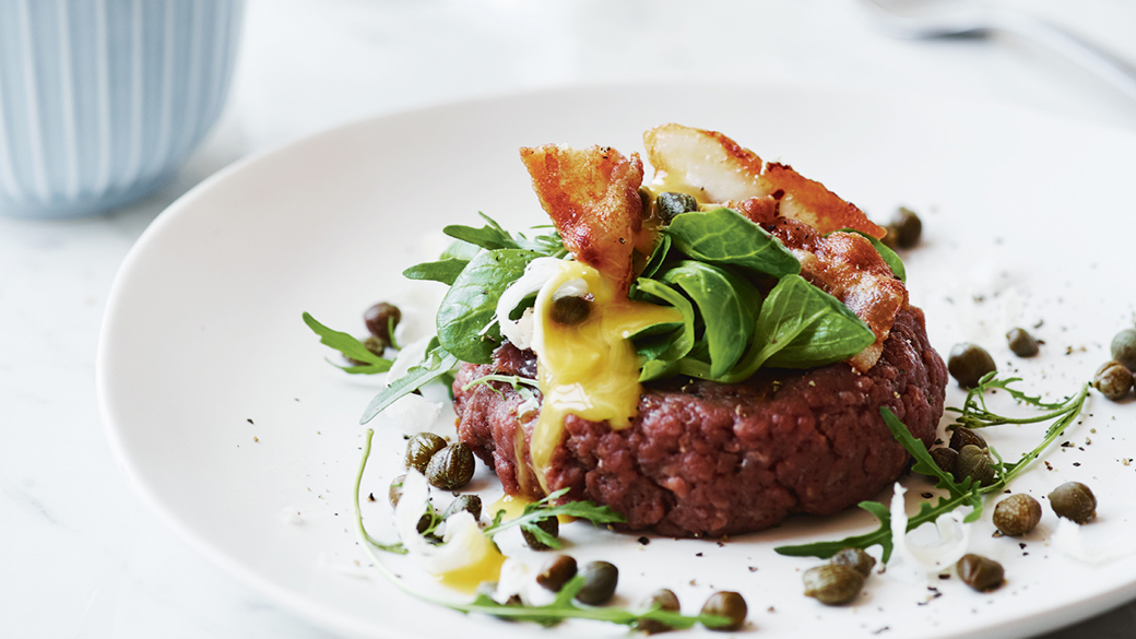 Tatar med salat og bacon