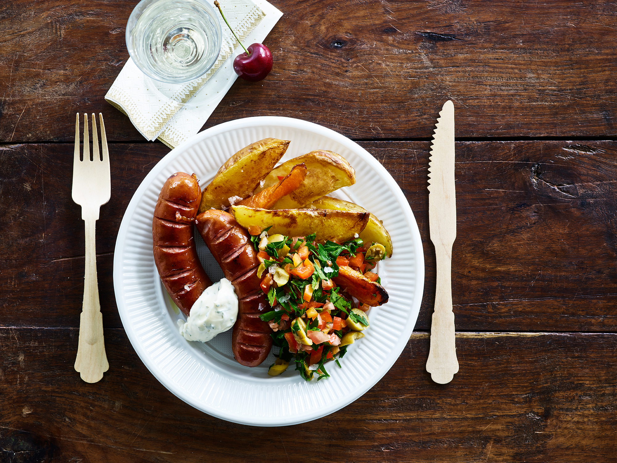 Pølser med grove fritter og urtemayonnaise
