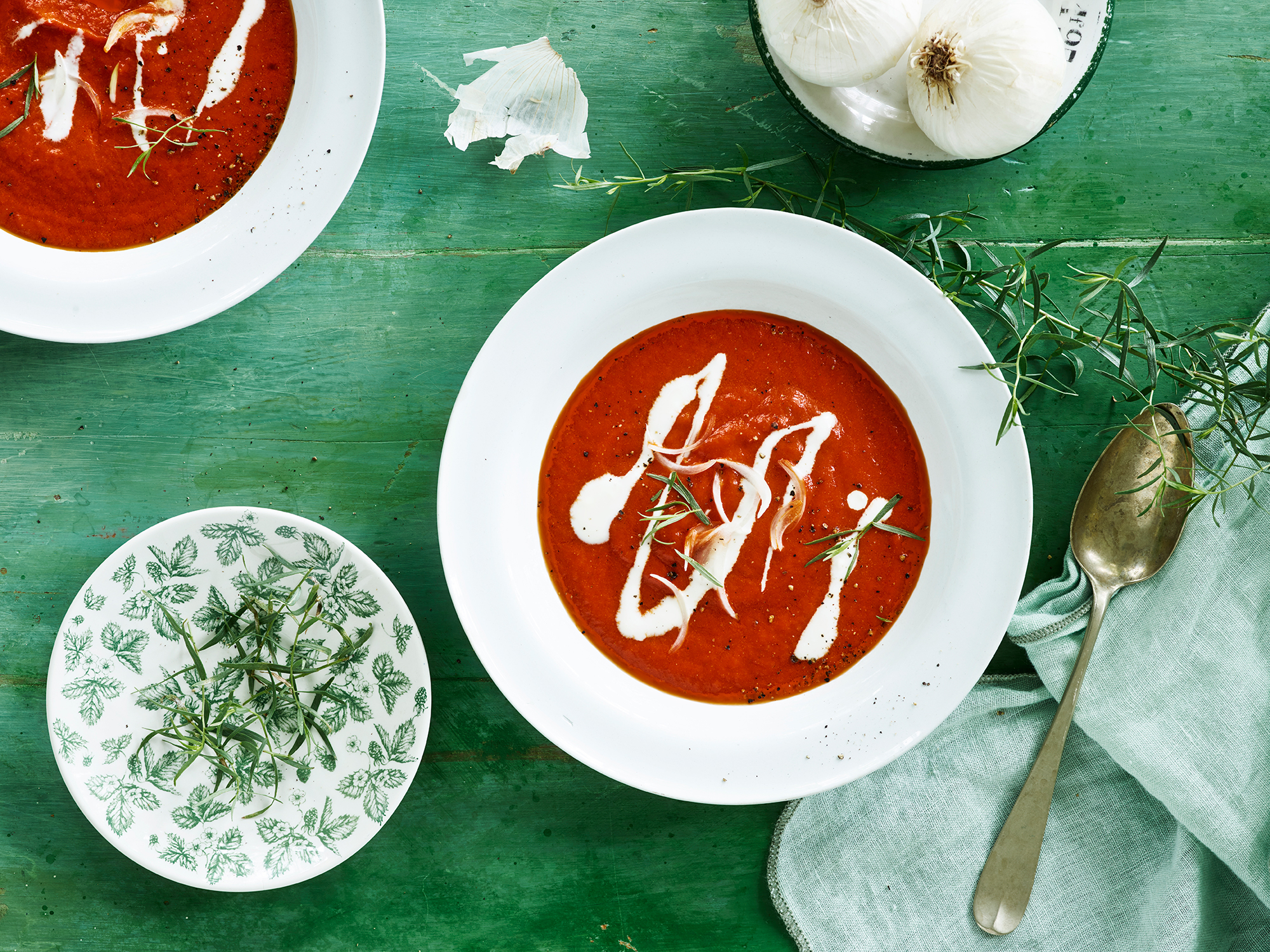 Suppe af grillede peberfrugter og tomat