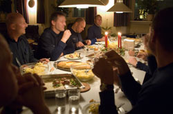 Honningglaseret svinemørbrad fyldt med svesker, serveret med grønkålssalat