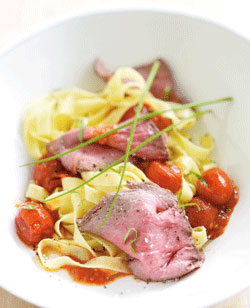 Roastbeef med pasta og tomatsovs