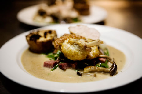 Perlehønebryst med svampe a la creme