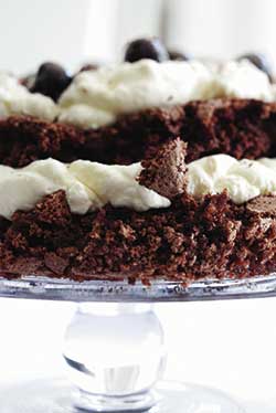 Rugbrødslagkage med kirsebær