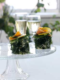 Lille smørrebrødslagkage med varmrøget laks