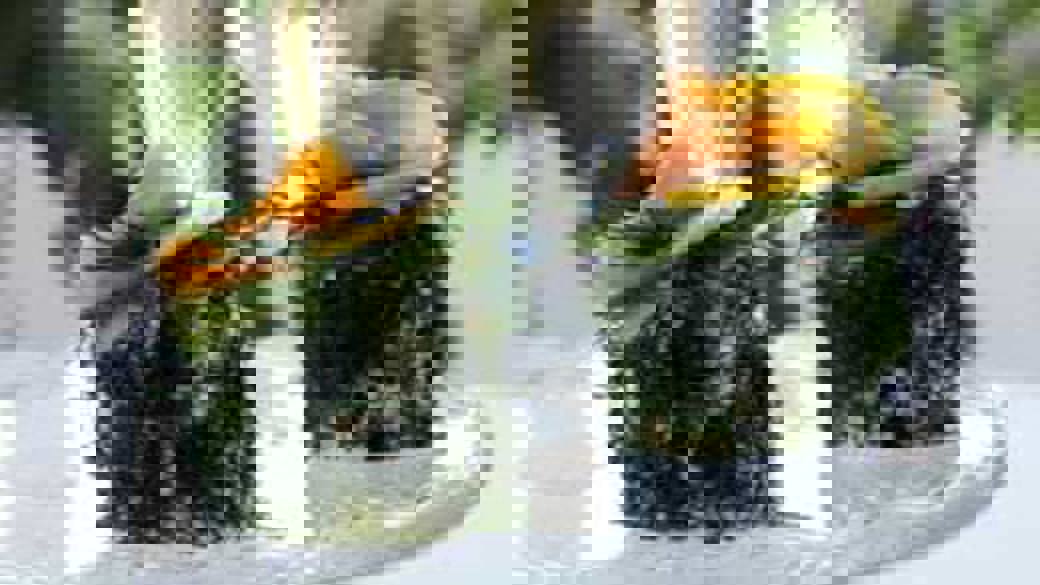 Lille smørrebrødslagkage med varmrøget laks