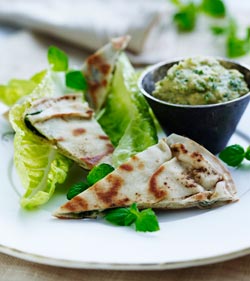 Spinatfyldte flade brød serveret med pure af flækærter