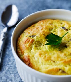 Rosenkålsgratin med løg og bacon