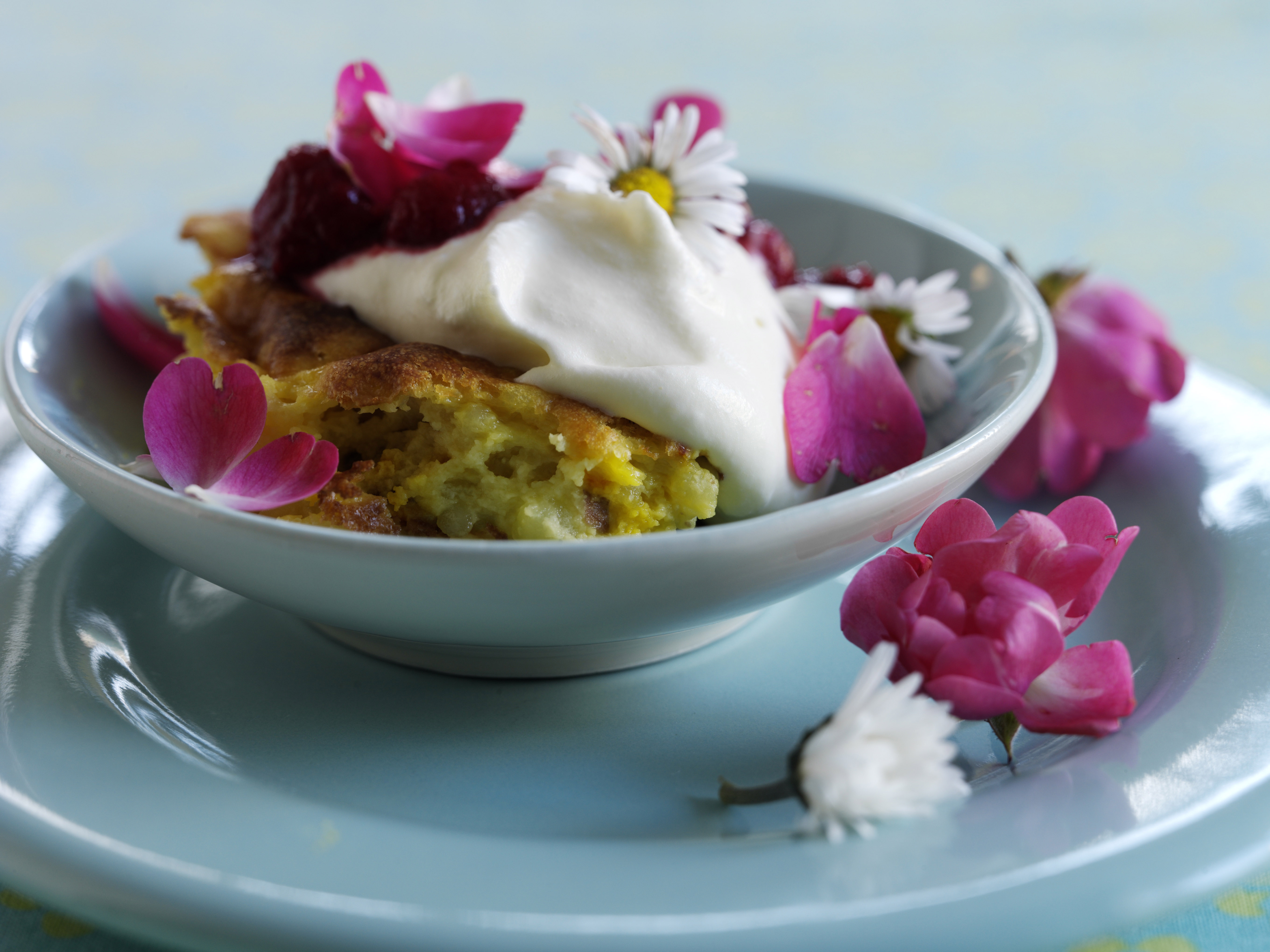 Ris- og safrankage serveret med hindbær