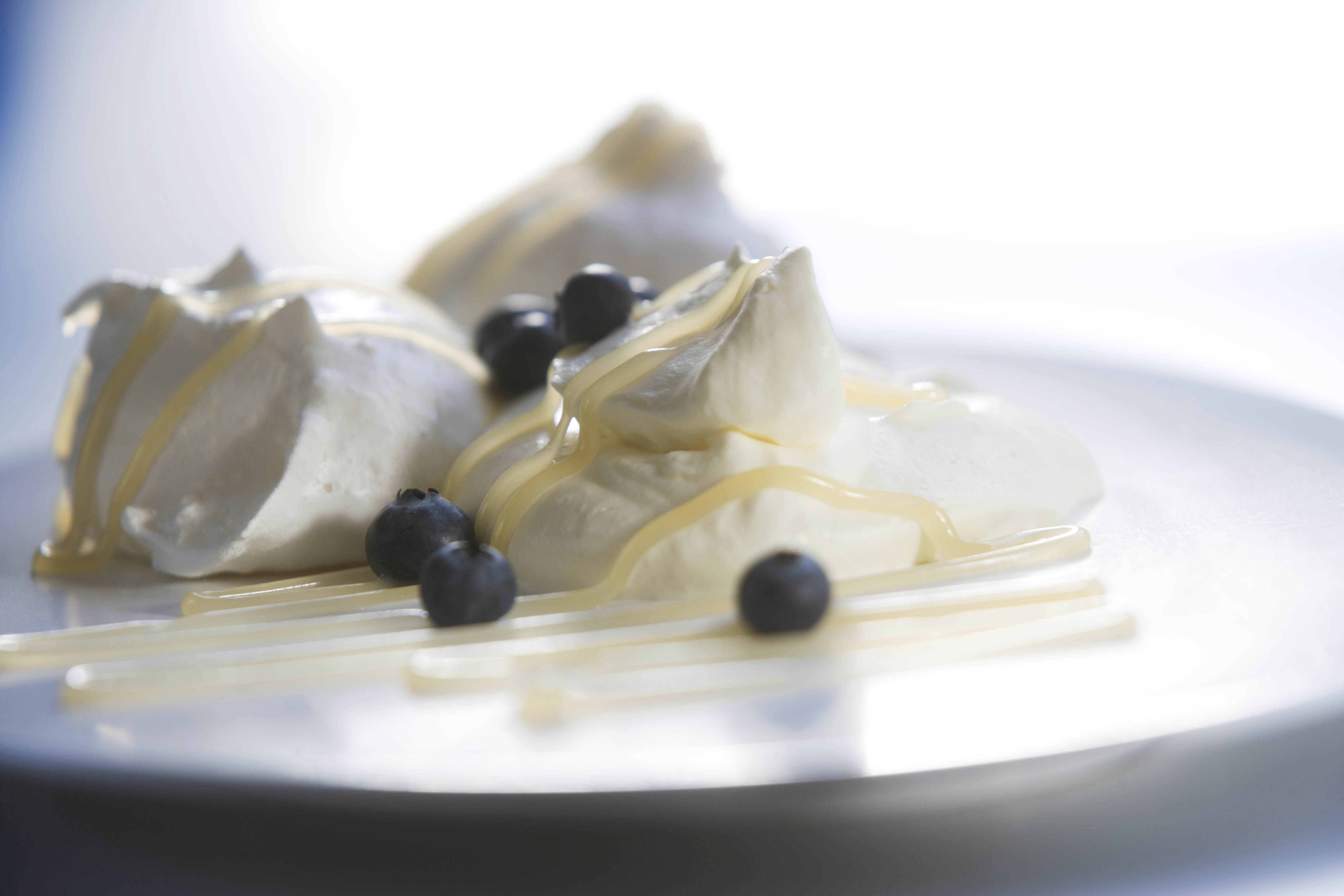 Kokosmarengs med flødeskum og lemoncurd