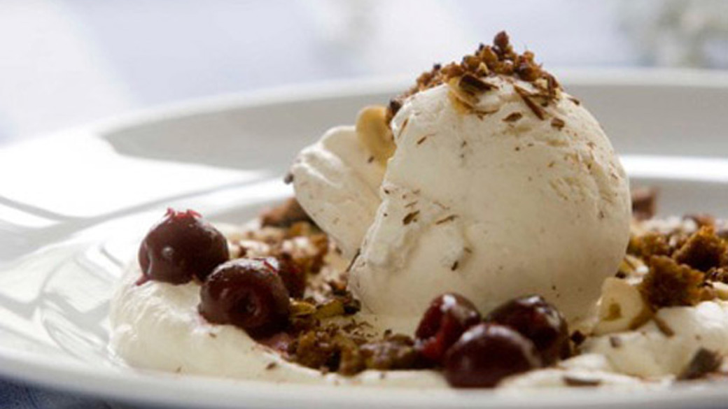 Isdessert a la sønderjysk rugbrødslagkage