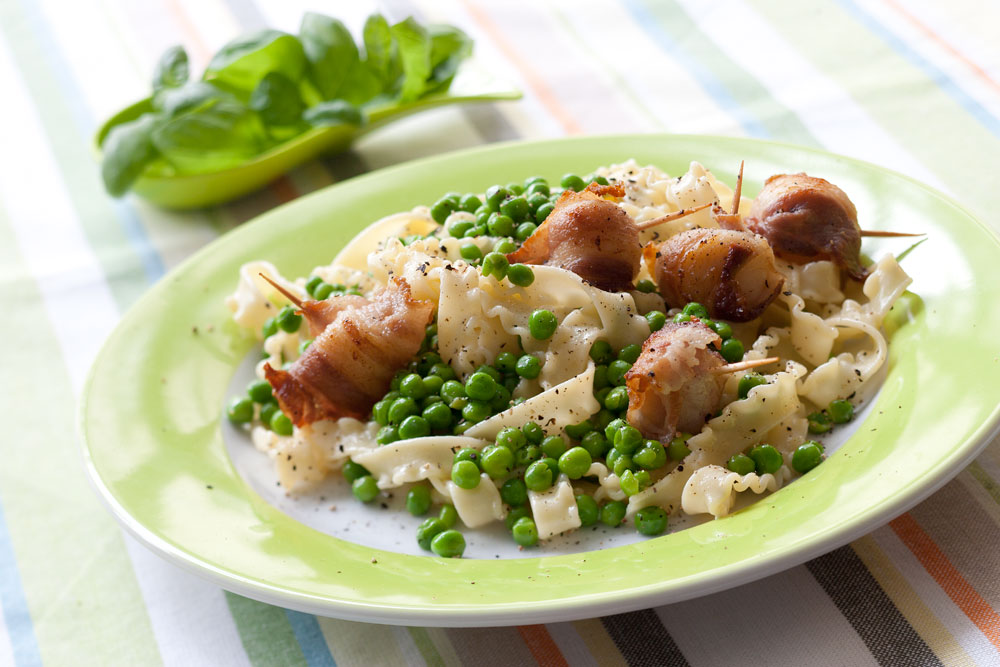 Pasta med ærter og kammuslinger i baconsvøb