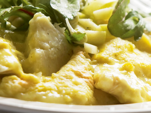 Fiskegratin med karry og masser af salat