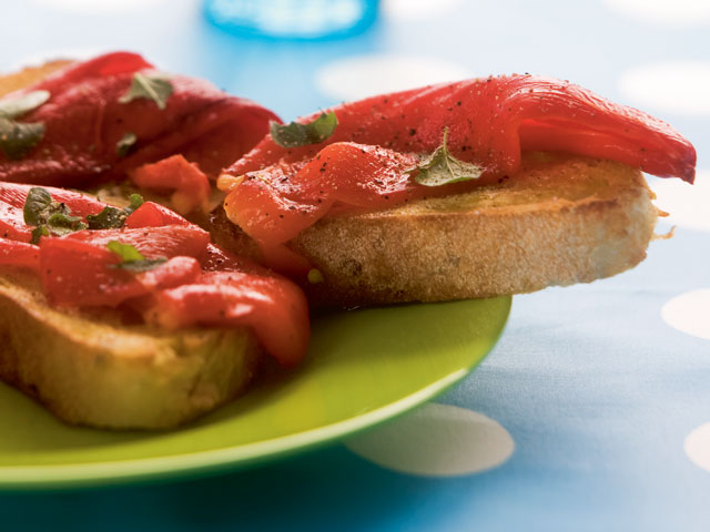 Bruschetta med grillede peberfrugter og maste tomater