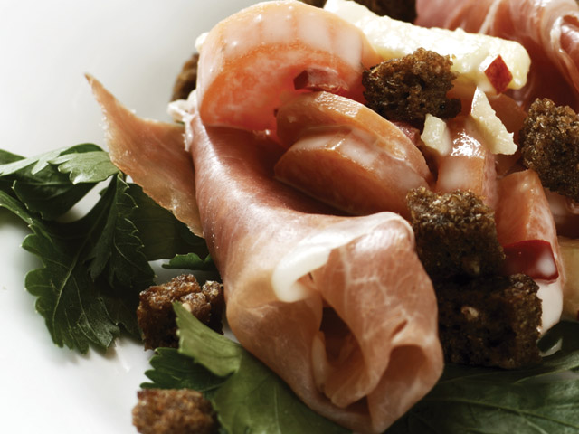 Gulerodssalat med rugbrødscroutoner og lufttørret skinke