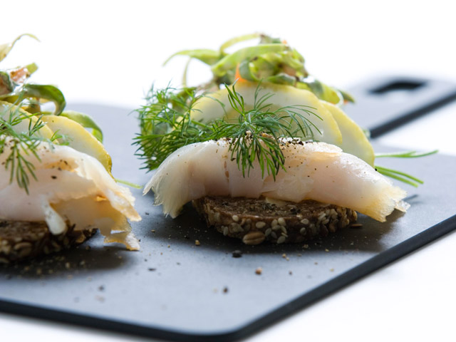 Røget hellefisk med coleslaw