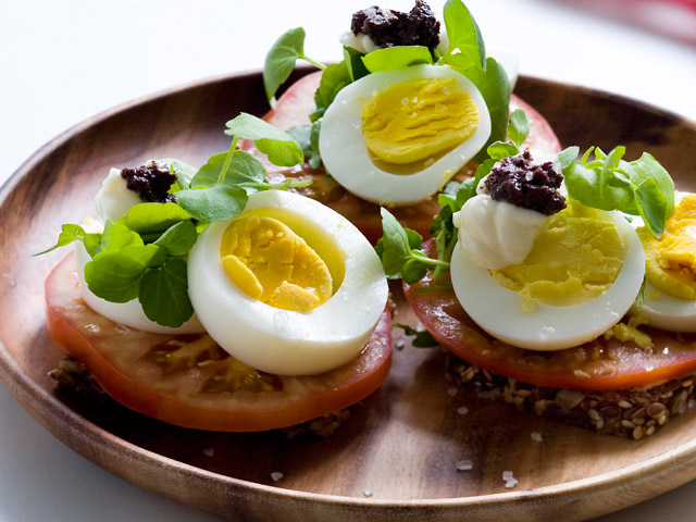 Æg og tomat med tapenade