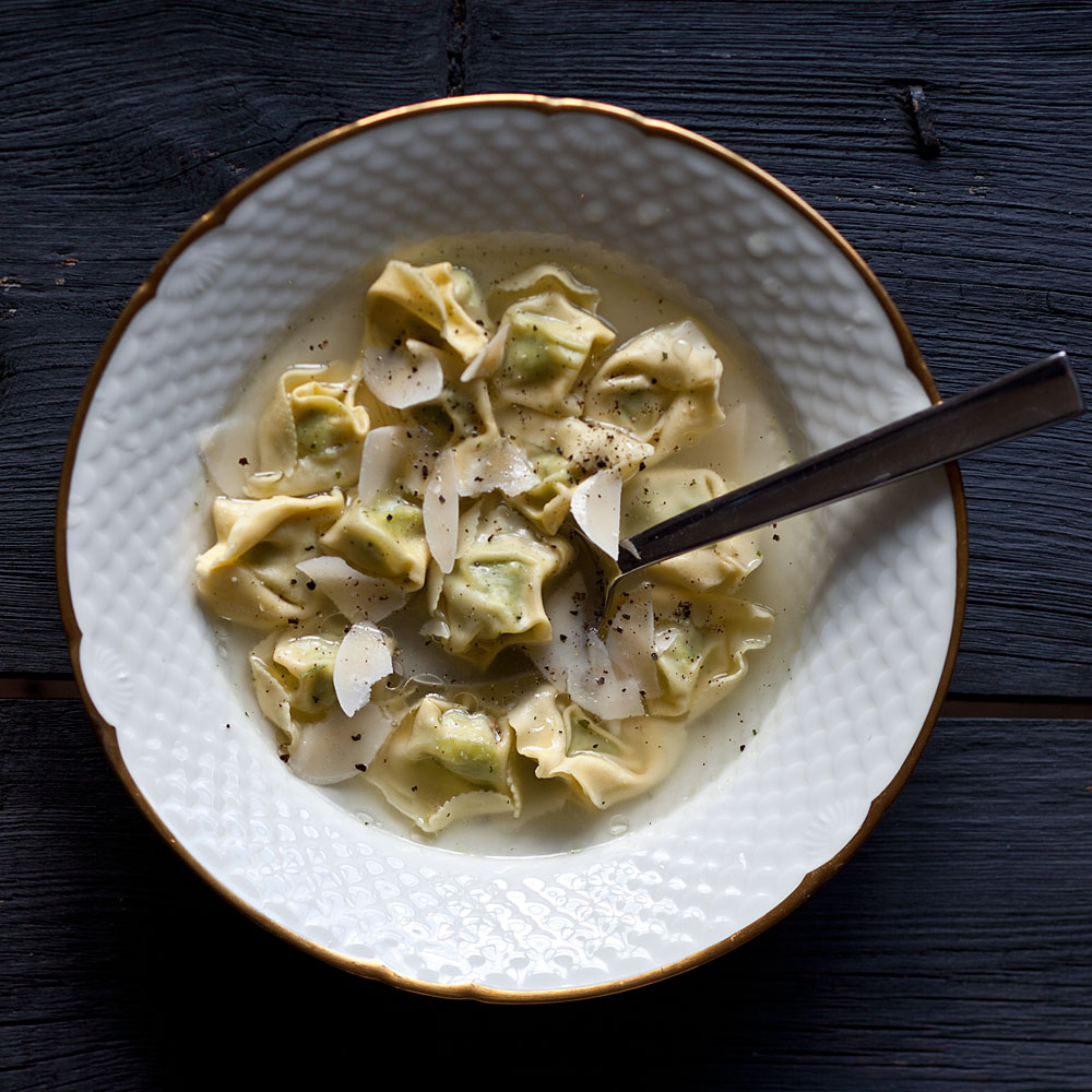 Tortellini i grøntsagsbouillon