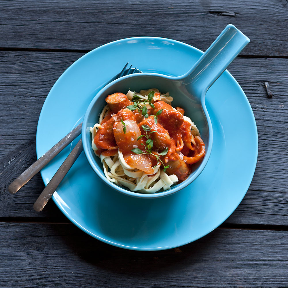 Pølse i tomatsovs med hvidløgsost