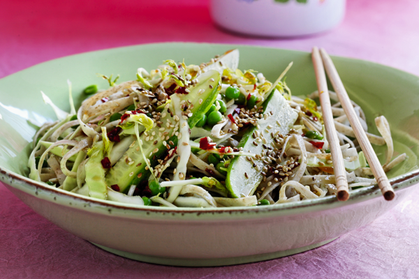 Kålsalat med nudler og thaidressing