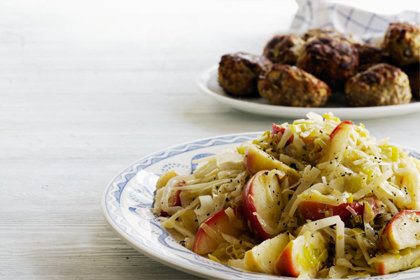 Ovnstegte fodboldfrikadeller med stegte grøntsager