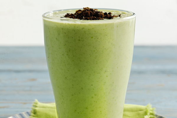 Ærte-smoothie og rugbrødsdrys med lakrids