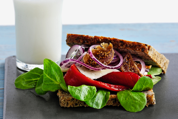 Rugbrødssandwich med ost, frugt og grønt