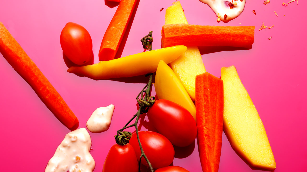 Grøntsagsstave med peanut-dip