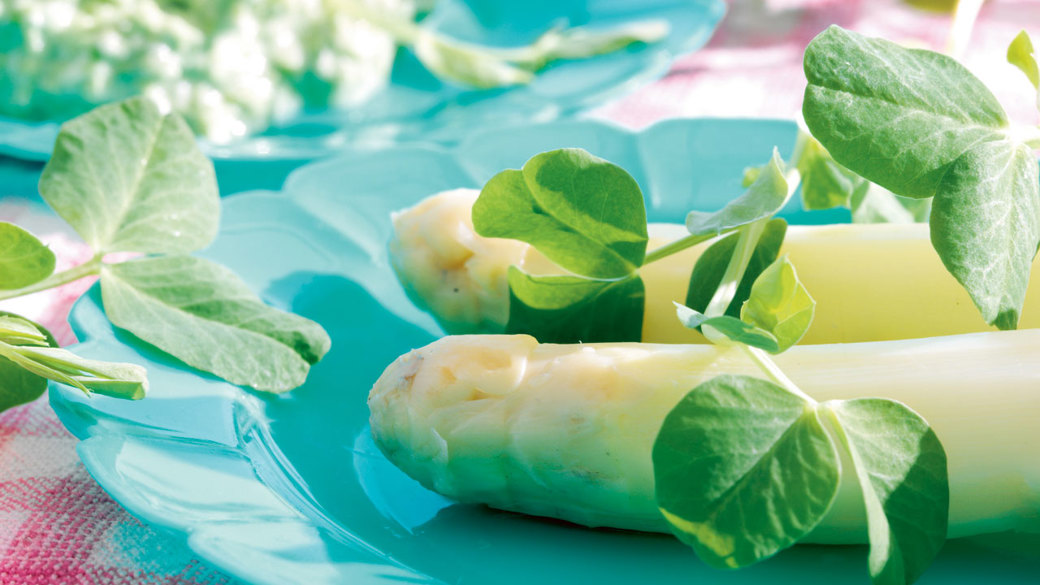 Hvide asparges med mild ærte- og ostedip