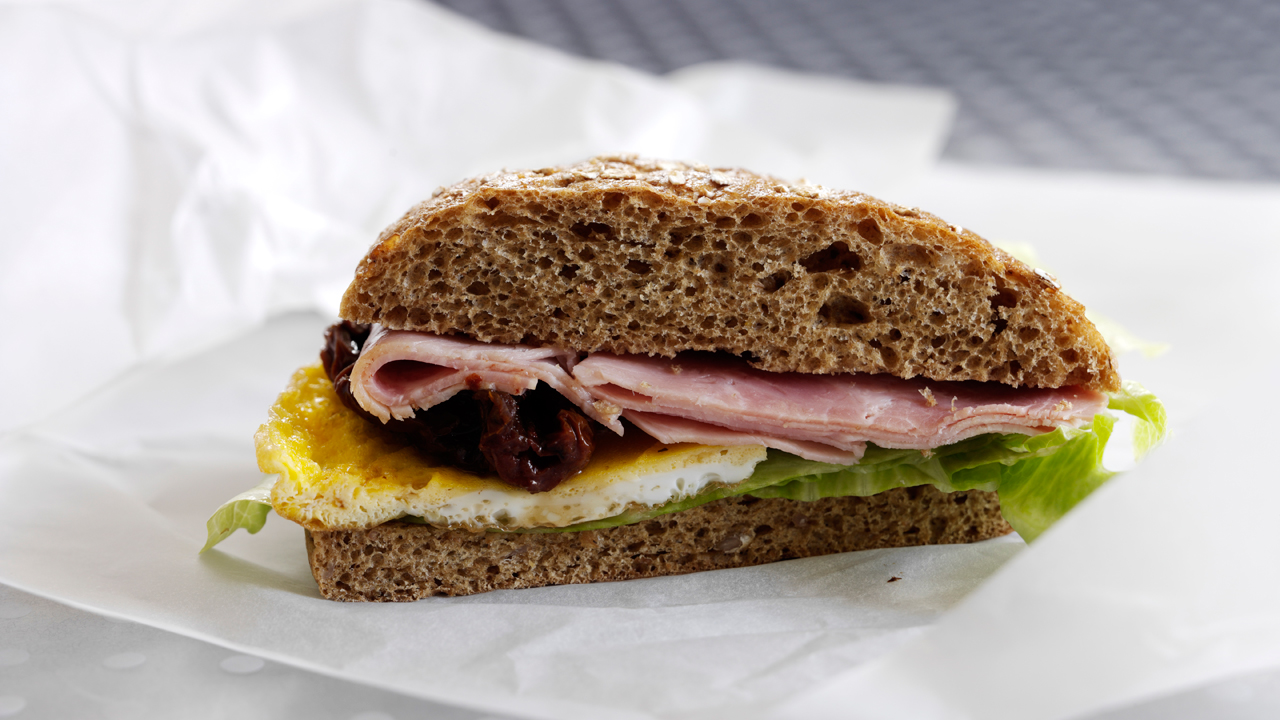 Sandwich med omelet og skinke