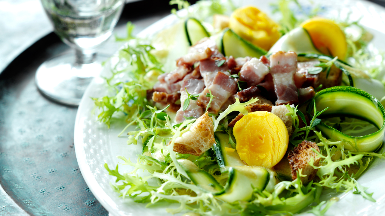Friséesalat med bacon, croutoner og æggeblommer