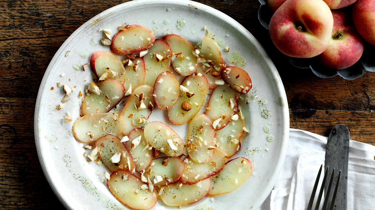 Ferskencarpaccio med vaniljeolie og mandler