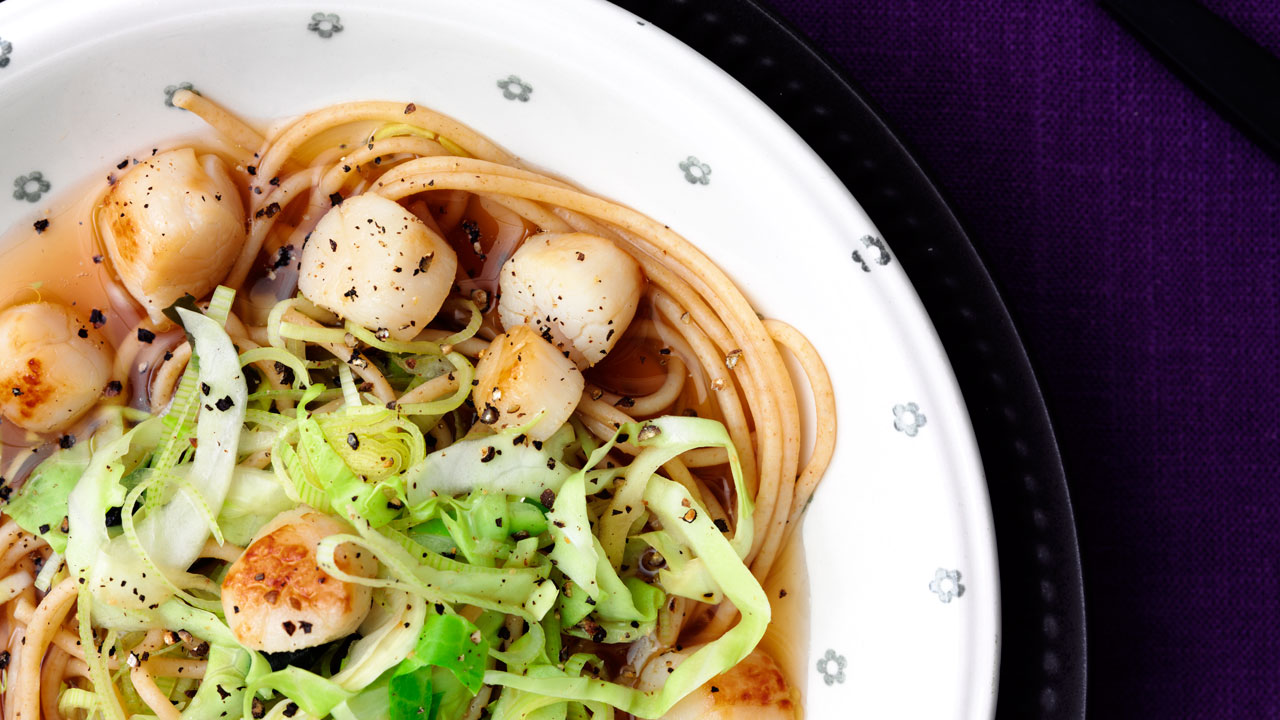 Misosuppe med grøntsager og kammuslinger