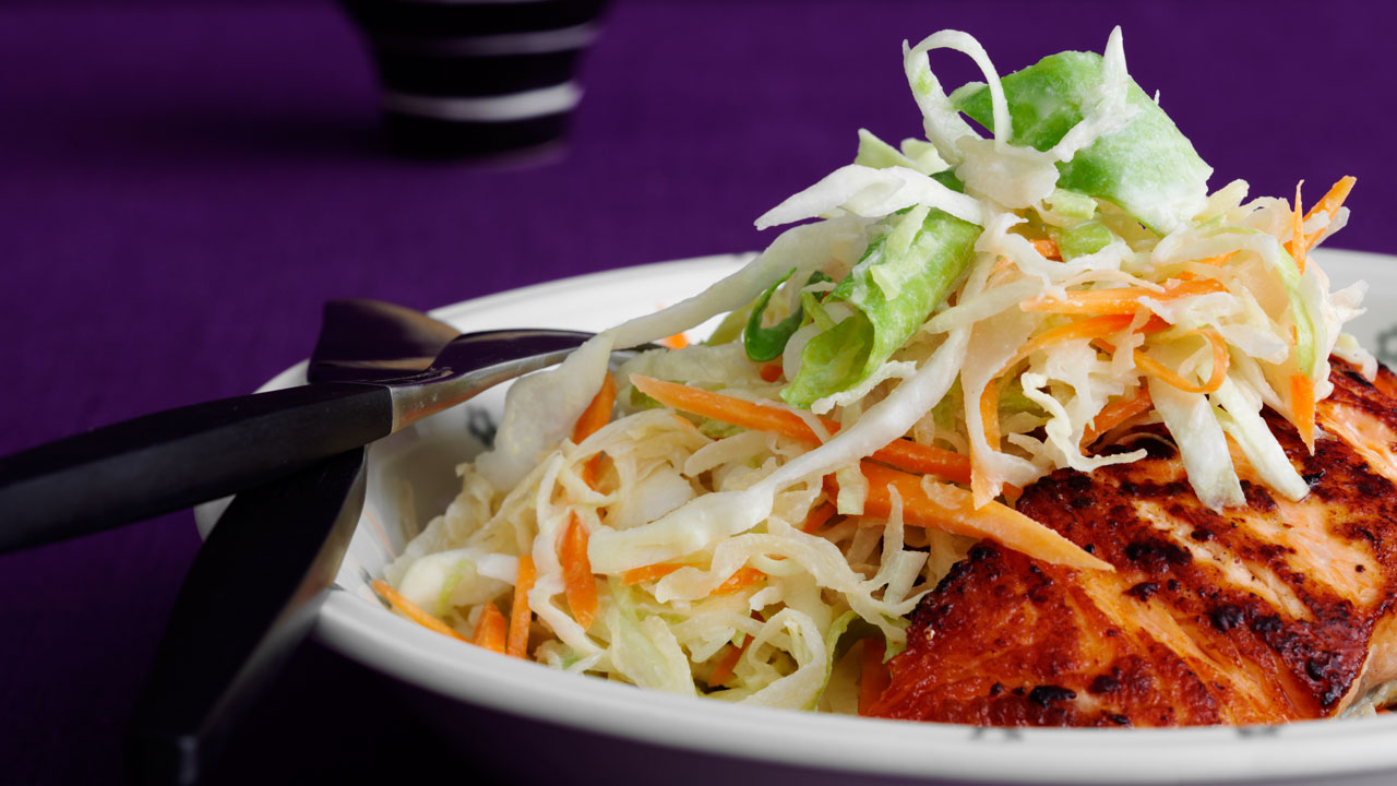 Coleslaw med surkål til stegt laks