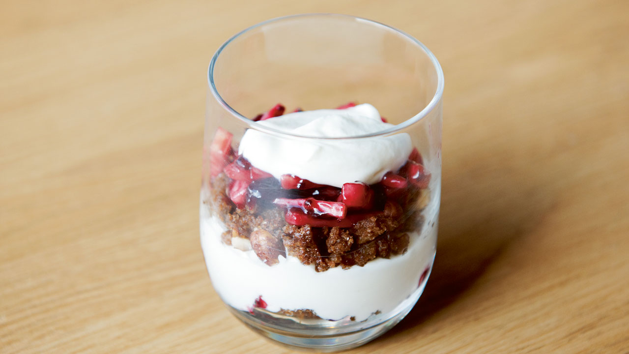 Skyrskum med honningristet rugbrød og solbærvendte æbler