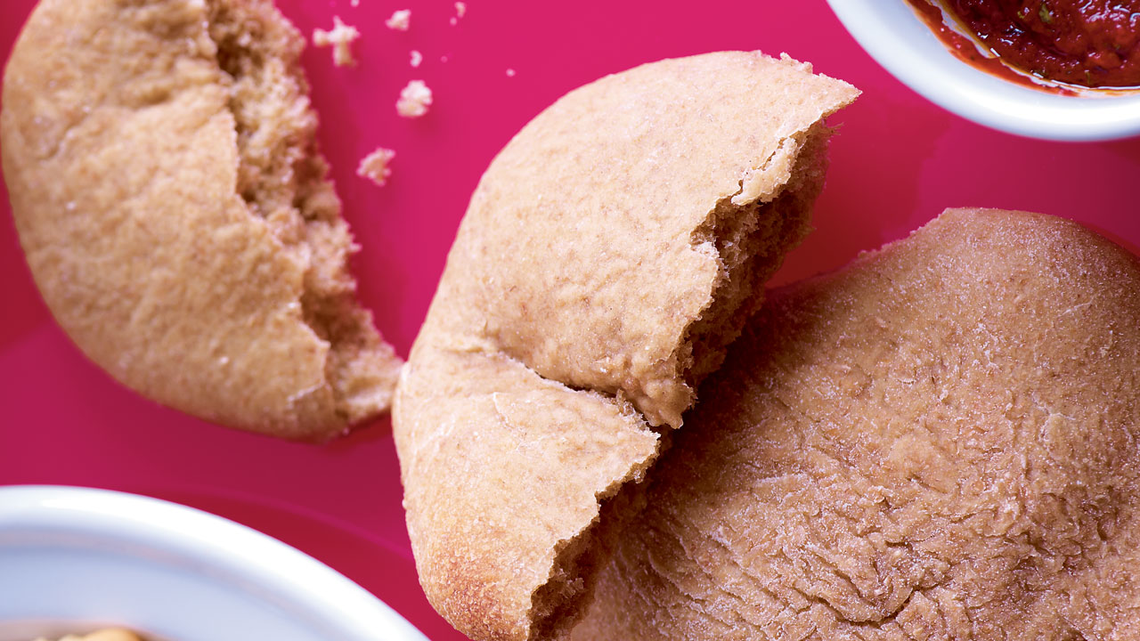 Koldhævede fuldkornspitabrød 