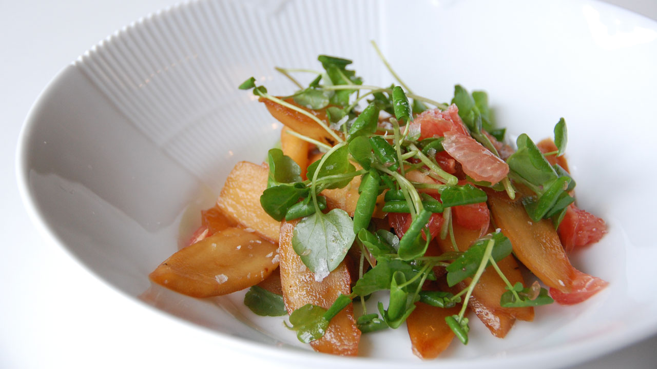 Skorzonerrødder med brøndkarse og rød grape