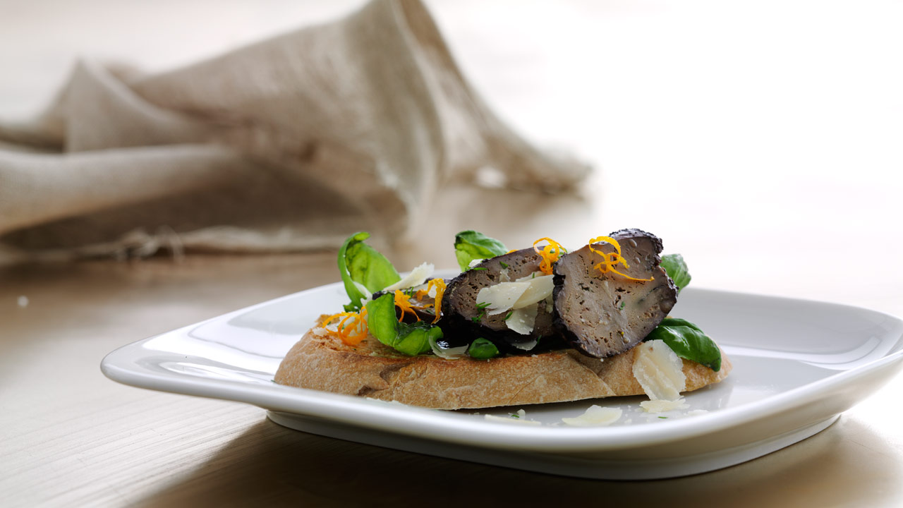 Toast med andelever og basilikum