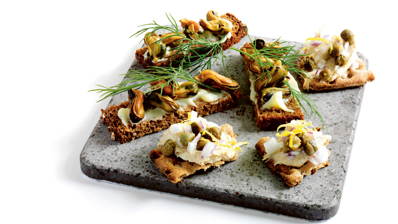 Tapas med knækbrød og rugbrød