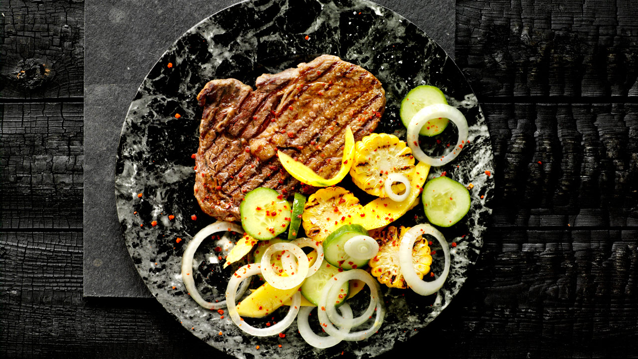 Grillet bøf med majs og mango