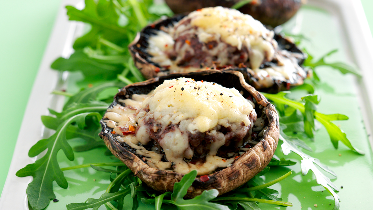 Gratinerede portobellosvampe med oksekød