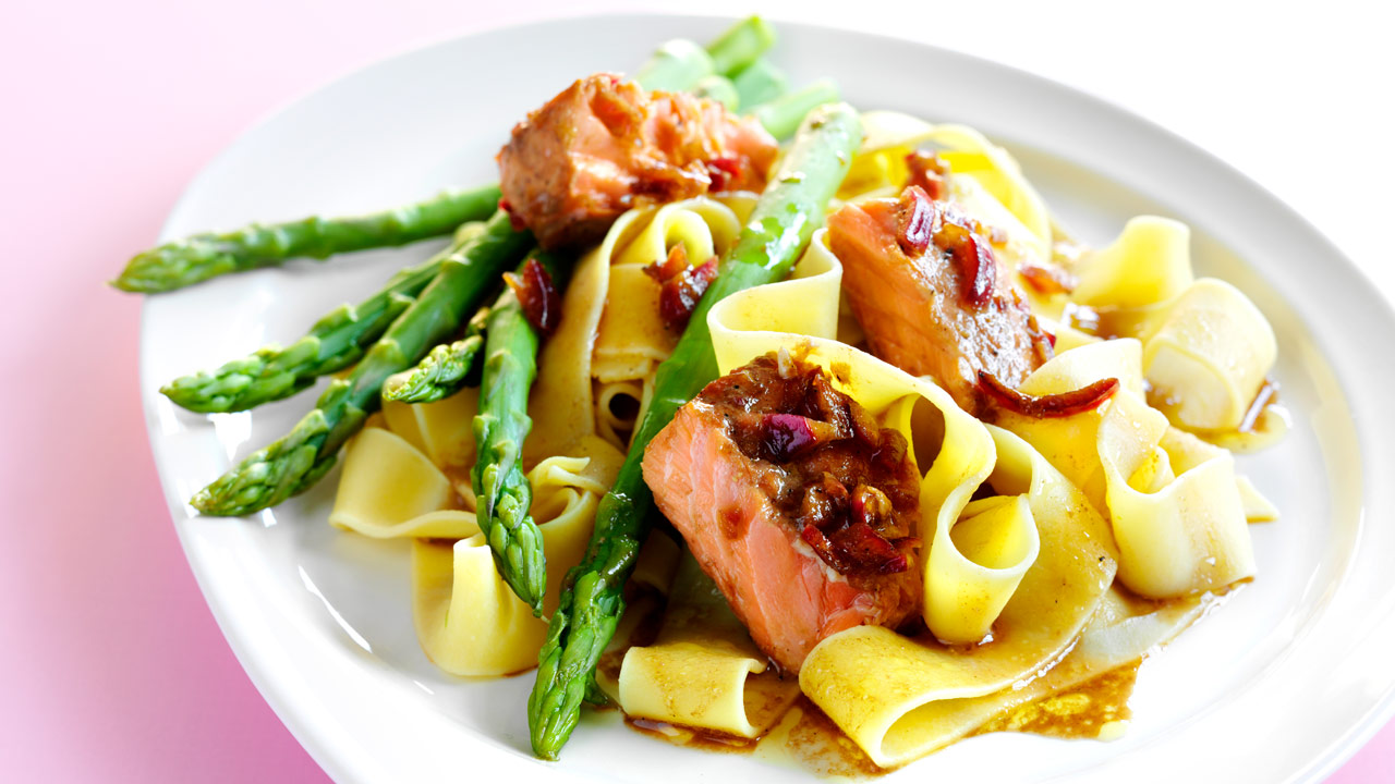 Honningmarineret laks med lime og rødløg