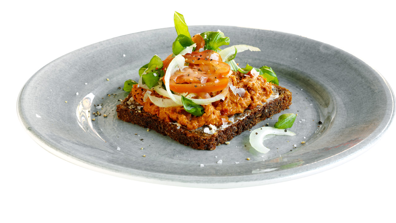 Makrelsalat på ristet rugbrød