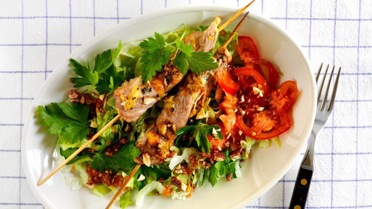 Svinemørbrad på spyd med salat