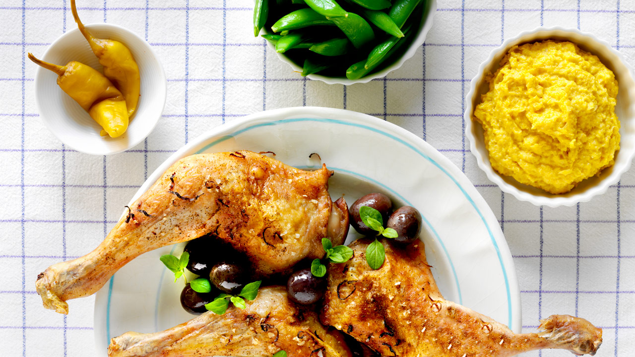 Marinerede kyllingelår med majspure og sugarsnaps